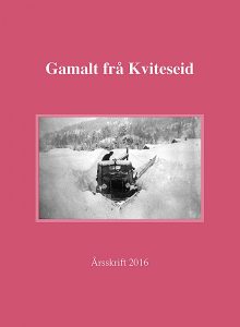 Biletet på framsida er frå den store snøvinteren 1951. Det er Einar Grave som med Olav Breidalens brøytebil gjer ein innsats for å halde Tveitgrendvegen open.
