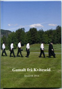 Omslaget på boka viser presten Zetlitz og "12 av bygdas beste menn" på veg frå gamlekyrkja til Kviteseid gard 15. juni i år då kommunen hadde si store grunnlovsfeiring.